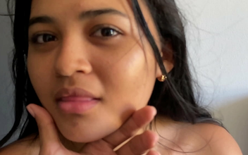 Un desconocido me persigue hasta mi casa y lo dejo tener sexo conmigo