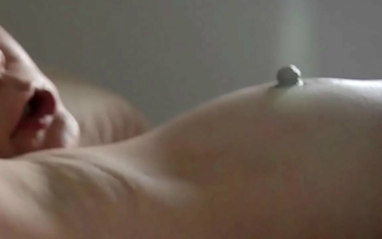 Must-Watch! Married Japanese Woman Moans during Oral Pleasure