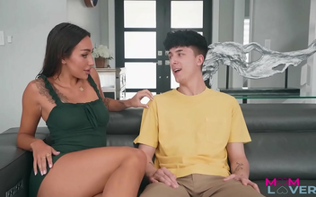 Sisi Rose: Stepmom's Sultry Seduction for Creampie Pleasure in Episode 3-7