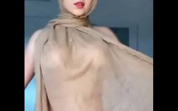 Aditi Kapoor's Hijab Flash: A Desi Beauty's Daring Public Display